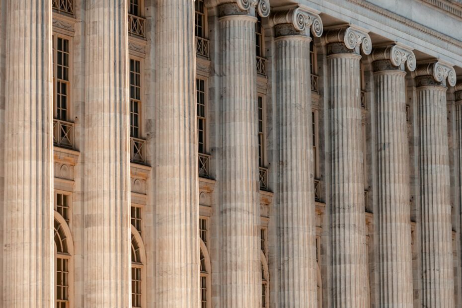 Stone courthouse columns, representing custody court proceedings in Virginia