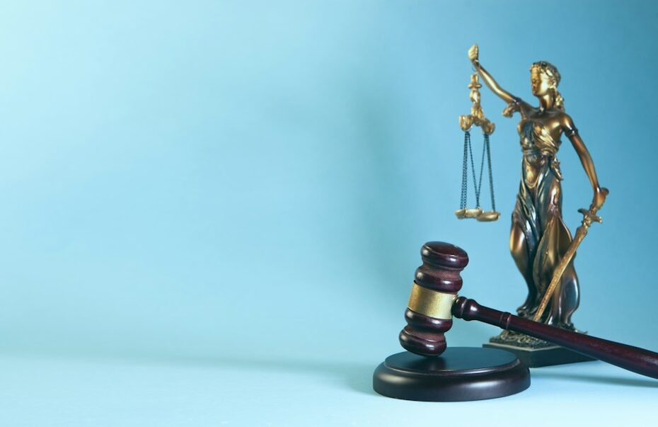 Lady Justice statue and gavel, representing a pendente lite hearing in a Virginia divorce